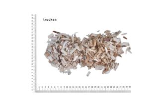 Ein Haufen Holzspäne mit Lineal, Text "trocken" oben links, helle Holzfarbe.