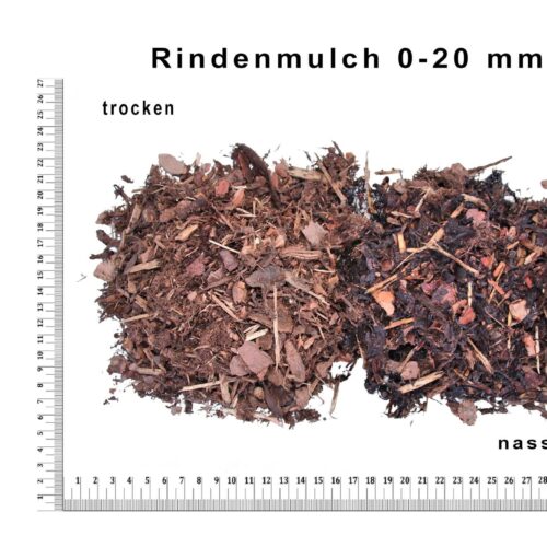 Vergleich von trockenem und nassem Rindenmulch auf weißem Hintergrund mit Lineal.
